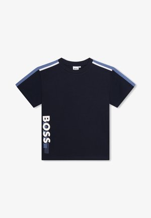 Granatowy t-shirt z krótkim rękawem, jasnoniebieskimi i białymi paskami na ramionach, okrągłym dekoltem i pionowym napisem „BOSS” po lewej stronie.