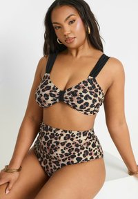 Leopardenprint bikini set met een bralette met brede banden in zwarte accenten en hoge taille broekjes. Gladde textuur, neutrale tinten.