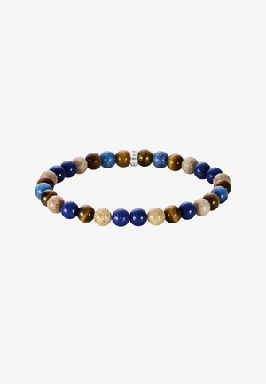 Elastisches Perlenarmband mit runden Perlen in Blau-, Beige- und Brauntönen und einer silbernen Perle mit der Gravur "SABO" auf weißem Hintergrund.