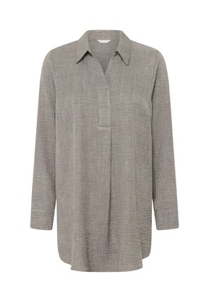 Blusa de mujer de manga larga gris claro con tejido texturizado, cuello puntiagudo y tapeta frontal oculta, ajuste holgado y relajado.