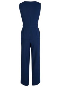 Navy blauwe jumpsuit gemaakt van gladde stof. Heeft een mouwloos ontwerp, een tailleband en een wijde pijpuitsnede met een rits aan de achterkant.