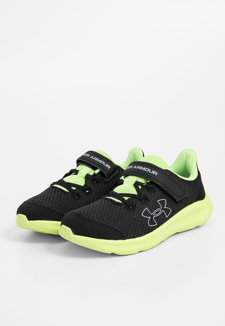 Schwarze Sportschuhe mit einem Obermaterial aus Mesh, limonengrünen Akzenten, verstellbarem Riemen und einer gepolsterten Sohle. Mit dem Under Armour-Logo an der Seite.
