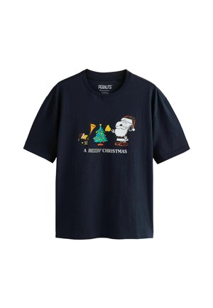 T-shirt di cotone blu navy con maniche corte, caratterizzato da grafiche di Snoopy e Babbo Natale, un albero di Natale e il testo "Un Natale con Snoopy."
