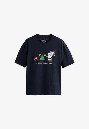 Navyblaue Baumwoll-T-Shirts mit kurzen Ärmeln, die Snoopy und Weihnachtsmann-Grafiken, einen Weihnachtsbaum und den Text "Ein Snoopy-Weihnachten" zeigen.