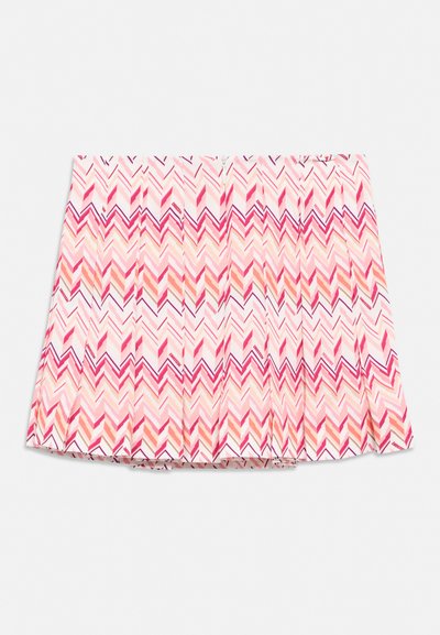 Fustă mini plisată cu model chevron în nuanțe de roz, piersică și mov, cu logo-uri mici integrate în design.