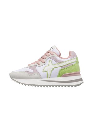 Baskets blanches et rose pastel avec des accents en daim vert, des lacets roses, et une semelle grise en zigzag, vue de côté.