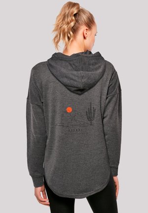 Grauer Kapuzenpullover mit lockerer Passform und langen Ärmeln. Auf der Rückseite befindet sich ein grafisches Design eines Sonnenuntergangs mit einem Kaktus. Weicher Stoff.