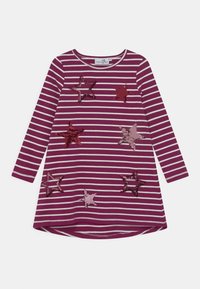 Fioletowo-biała, paskowana sukienka z długim rękawem, z cekinowymi łatkami w kształcie gwiazd w różnych odcieniach różu i czerwieni z przodu.