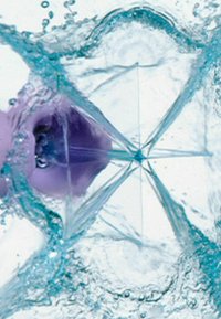 Helder water spettert rond een paarse, geometrisch gevormde object met scherpe randen, omringd door dynamische luchtbellen en rimpelingen.
