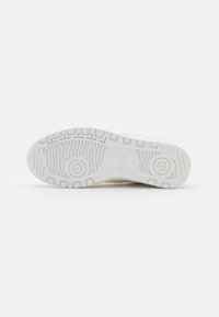 ASICS SportStyle JAPAN S - Sapatilhas - white/butter