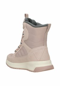 Różowe wysokie buty z cholewką z teksturowanej skóry, szarym wnętrzem i sznurowadłami, z wyściełanym kołnierzem i kontrastującą białą podeszwą.