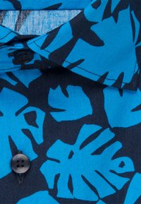 Koszula z krótkim rękawem w niebiesko-czarny wzór liści, wykonana z bawełny, z zapięciem na guziki i kołnierzykiem w szpic.