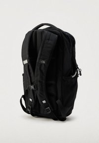 Czarny plecak z wyściełanymi siateczkowymi szelkami, wieloma przegródkami, odblaskowymi elementami i trwałą tkaniną. Wyposażony w górny uchwyt.