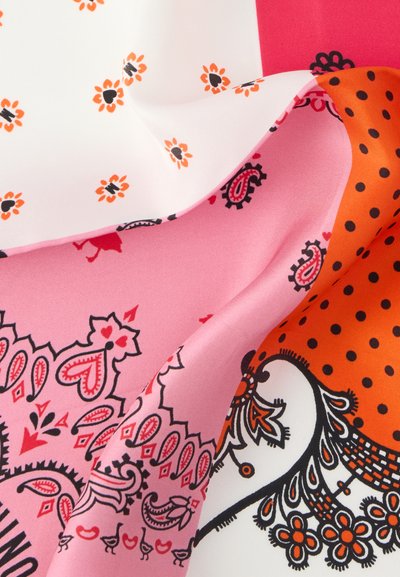 Tissus colorés à motifs comprenant du rose, blanc, orange et noir. Les dessins incluent des fleurs, du cachemire et des pois avec des textures variées.