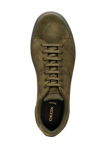 Sneaker in camoscio verde oliva con chiusura a lacci, punta arrotondata e suola in gomma. Presenta il logo Geox sulla soletta e una superficie strutturata.