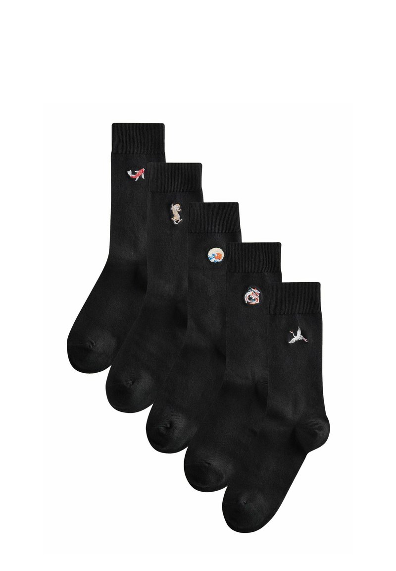 Set med fem svarta strumpor som har olika broderade mönster: en koi, sjöhäst, våg, drake och häger. Tillverkade av ett mjukt material.