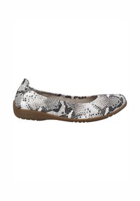 Bailarinas con un patrón de piel de serpiente en blanco y negro, parte superior sintética, puntera redondeada y suela flexible de goma marrón.