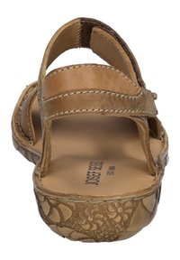 Hnědé kožené sandály se dvěma širokými pásky a vzorovanou podešví. Mají prošívané detaily a polstrovanou stélku pro pohodlí.