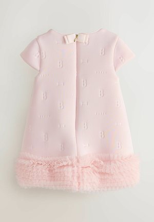 Pinkes Kleid mit kurzen Ärmeln, strukturiertem Stoff mit geprägten "B"- und Schleifenmustern sowie einem gerafften Tüllsaum am unteren Rand. Reißverschluss auf der Rückseite.