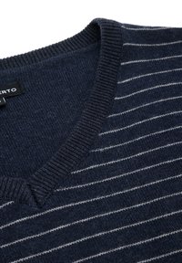 Granatowy sweter dzianinowy z dekoltem w kształcie litery V, prążkowanym kołnierzem i poziomymi białymi paskami na tkaninie. Etykieta marki widoczna w okolicy dekoltu.