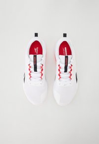 Sapatilhas desportivas brancas com parte superior em malha, detalhes em vermelho, logotipo preto e atacadores brancos. Almofadado na sola para conforto, design leve.