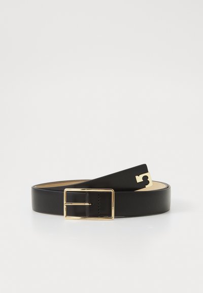 Ceinture en cuir noir avec une texture lisse, dotée d'une boucle rectangulaire dorée et d'un numéro 3 découpé à l'extrémité.