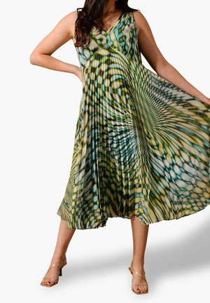 Une robe sans manches plissée avec un décolleté en V. Le tissu présente un motif tourbillonnant vert et bleu, créant un effet fluide et superposé.