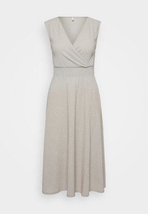 Vestido sin mangas en tela gris claro con un patrón texturizado, cintura ajustada y falda fluida que se extiende hasta la mitad de la pantorrilla.