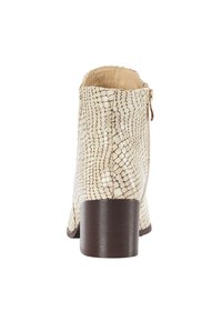 Botine bej până la gleznă cu un model texturat de piele de șarpe, închidere cu fermoar pe lateral și toc bloc maro, având o căptușeală interioară netedă.
