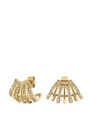 Złote kolczyki mają zakrzywiony, warstwowy design z pionowymi pasmami ozdobionymi przezroczystymi cyrkoniami, co dodaje im blasku.