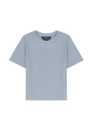 Polo a maniche corte azzurra chiara a coste con scollo tondo e logo ricamato discreto sul petto sinistro.