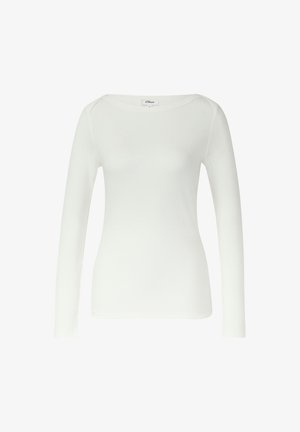 Langärmliges weißes Oberteil aus Rippstoff mit U-Boot-Ausschnitt und dezentem Schulterdetail, glatter Textur und figurbetontem Schnitt.
