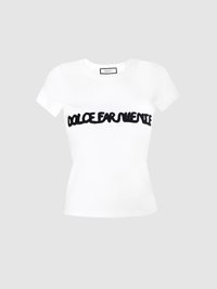T-shirt en coton blanc à manches courtes, affichant un slogan noir brodé "DOLCE FAR NIENTE" sur la poitrine. Design classique à col rond.