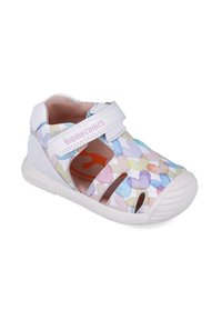 Sandali biomeccanici multicolori con cinturino bianco, design aperto, punta rotonda e suola in gomma testurizzata con fori per la traspirabilità.