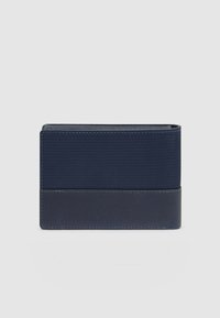 Marineblauw portemonnee gemaakt van gestructureerde stof en glad leer, met een rechthoekige vorm en contrasterende matte en glanzende accenten.