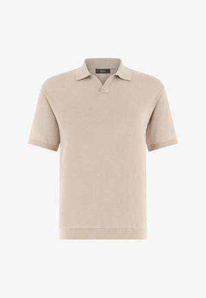 Beige kortærmet poloshirt med ribbet krave og manchetter, med en lille V-udskæring og et mærke indeni kraven.