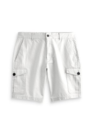 Shorts cargo gris clair avec poches avant, poches latérales à rabat boutonnées, passants pour ceinture et fermeture par bouton sur fond blanc.