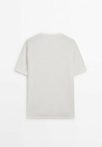Lys grå kortærmet t-shirt med rund halsudskæring og glat tekstur. Bagsiden er ensfarvet uden yderligere detaljer.