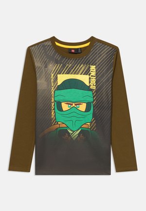 Cămașă cu mâneci lungi, maro și gri închis, având un grafic cu o față de ninja verde pe un fundal galben și textul "Găsește dragonul din tine."