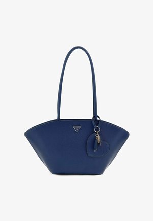 Sac fourre-tout bleu marine avec une forme structurée, un matériau texturé et des poignées allongées. Présente un accent de porte-clés en forme de cœur et un logo.