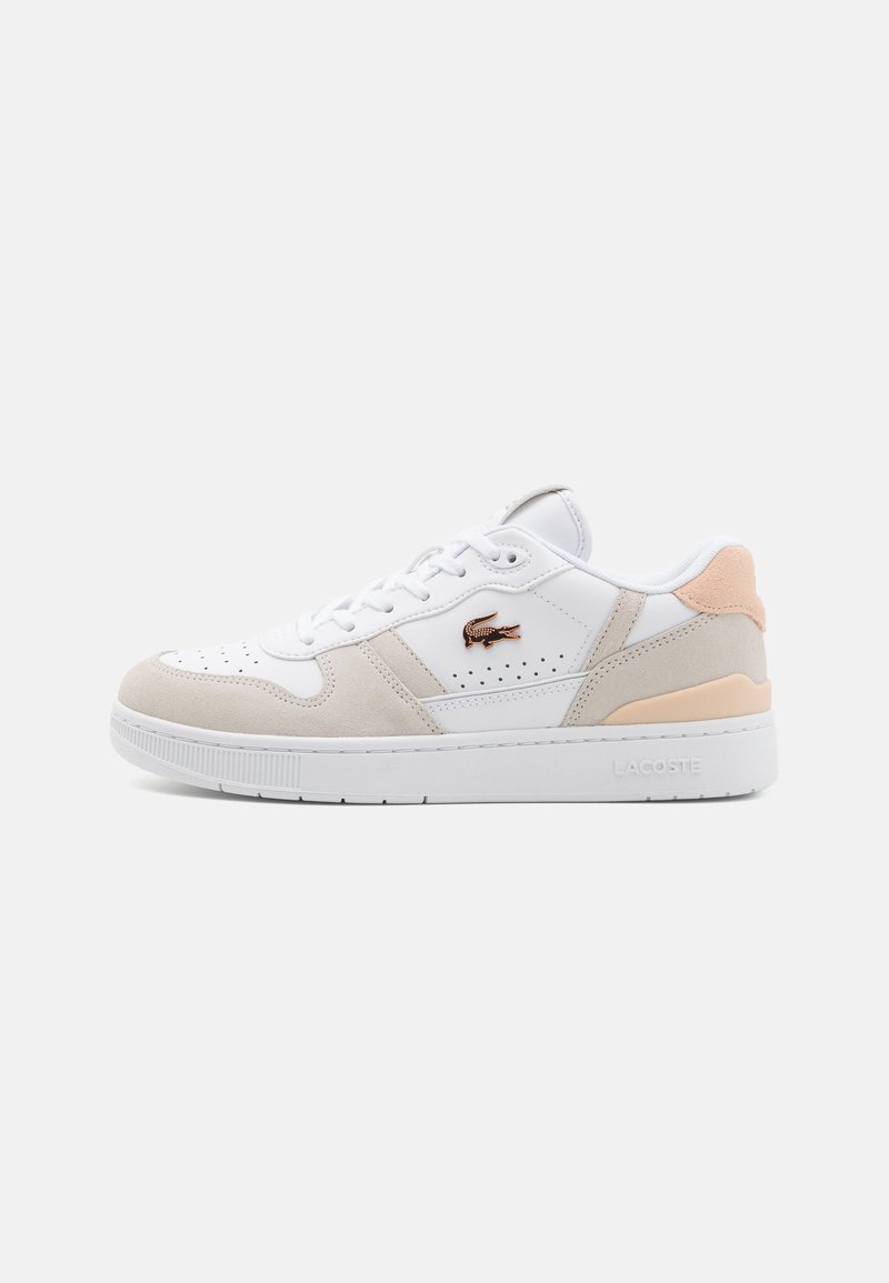 Fehér sneaker világos bézs és puha rózsaszín velúr részletekkel. Légáteresztő dizájn, fűzés elöl, és Lacoste logó az oldalon.