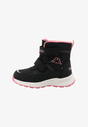 Sorte høje støvler med lyserøde accenter, lavet af syntetiske materialer. Har velcro-remme og en tekstureret hvid og lyserød sål.