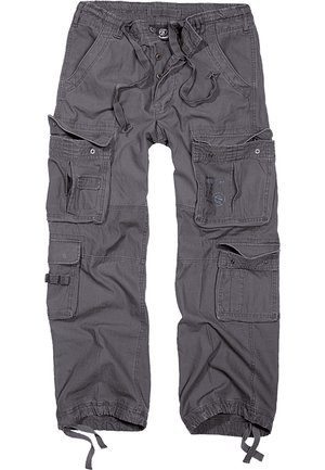 Pantalones cargo de color gris oscuro con múltiples bolsillos con solapa, cintura con cordón, bragueta con botones y lazos ajustables en los tobillos.