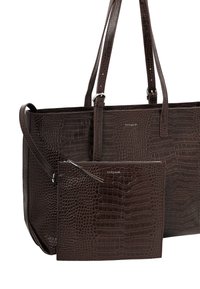 Bruine nep-krokodillenleren totebag met twee handvatten, voorzien van een afneembare ritszak in bijpassende textuur.