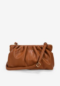 Bolso de cuero marrón con un diseño fruncido, textura suave, correa desmontable y un brillo sutil. Forma compacta sin herrajes visibles.