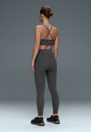 OYSHO, COMFORTLUX MEDIUM SUPPORT BRAIDED SPORTS BRA - Sport-BH mit mittlerer Stützkraft - grey