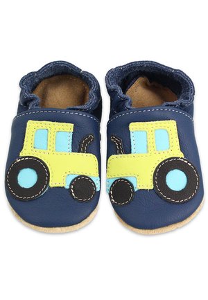 Blaue Lederbabyschuhe mit einer gelben Traktoranwendung, die hellblaue Akzente und schwarze Nähte auf einer weichen, hellbraunen Sohle aufweist.