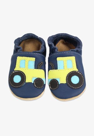 Blauwe leren babyslippers met een gele tractor-applicatie, voorzien van lichtblauwe accenten en zwarte stiksels op een zachte tan zool.