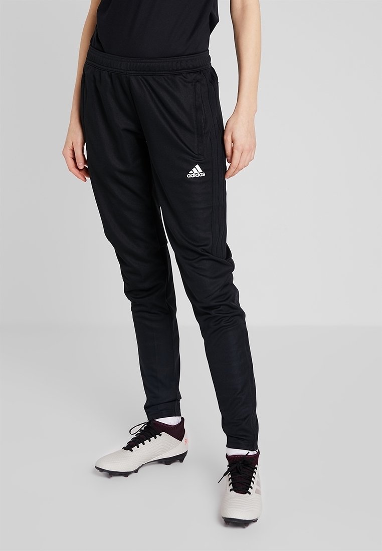 Schwarze Sporthose aus leichtem Material mit elastischem Bund, seitlichen Taschen und einem weißen Adidas-Logo auf der linken Hüfte.
