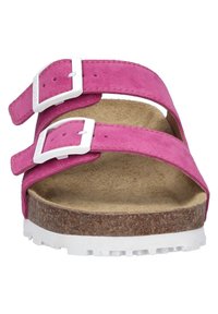 Růžové semišové sandály s dvěma nastavitelnými popruhy a bílými přezkami. Korekčná stélka a bílá EVA podrážka s texturovaným dnem.